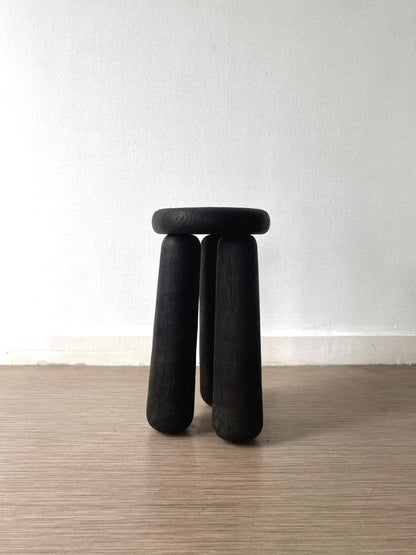 Tabouret en bois noir, bout de canapé en chêne, massif, hugo Mahieu, designer