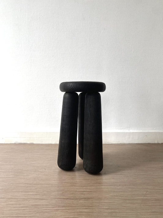 Tabouret en bois noir, bout de canapé en chêne, massif, hugo Mahieu, designer