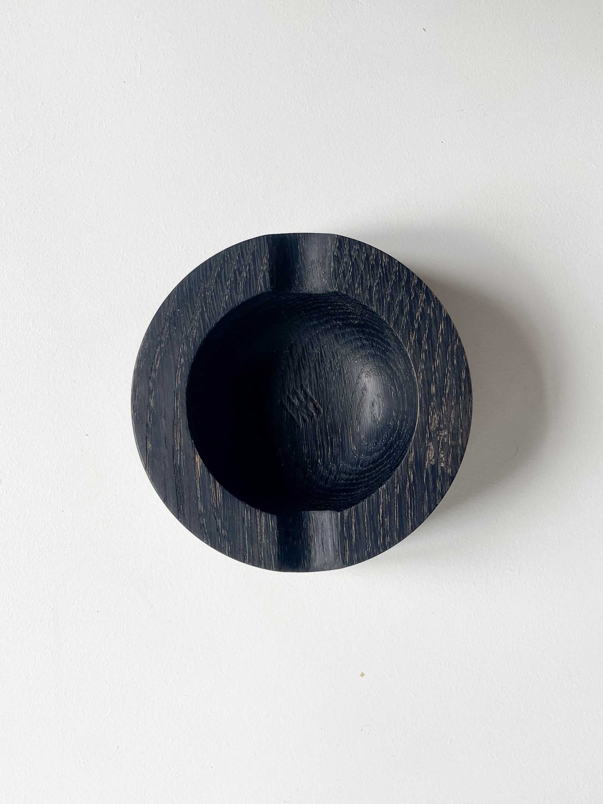 Cendrier pour cigare en chêne noir, bois ébonisé, design hugo mahieu