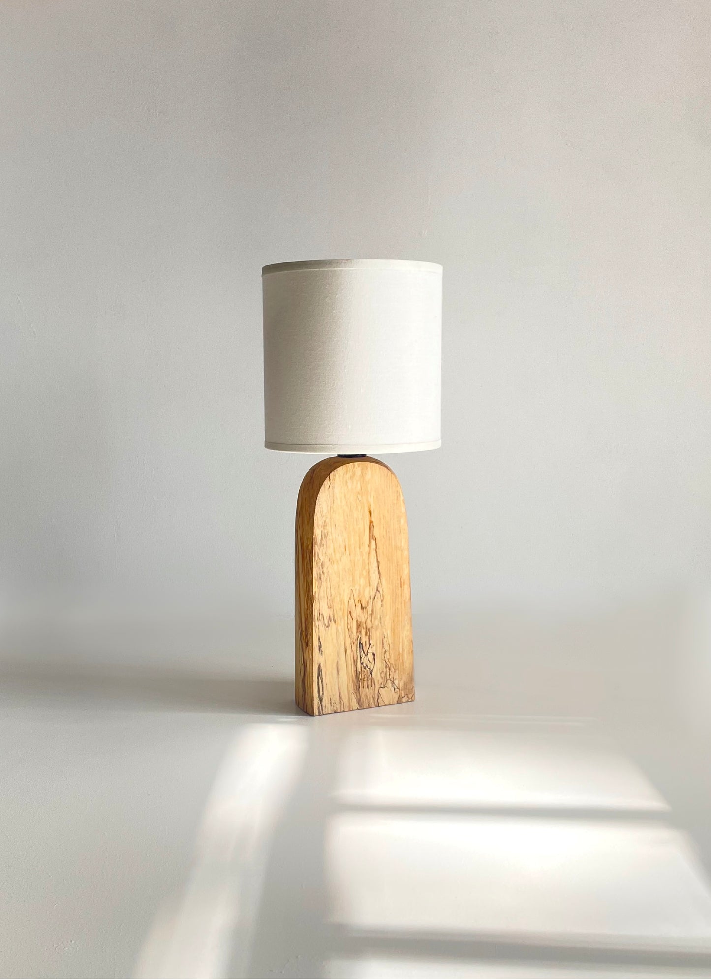 Petite lampe en bois naturel, pièce unique d’artisan, luminaire français, fabriqué main à Paris 